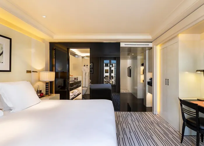 Hotel Montaigne Paris