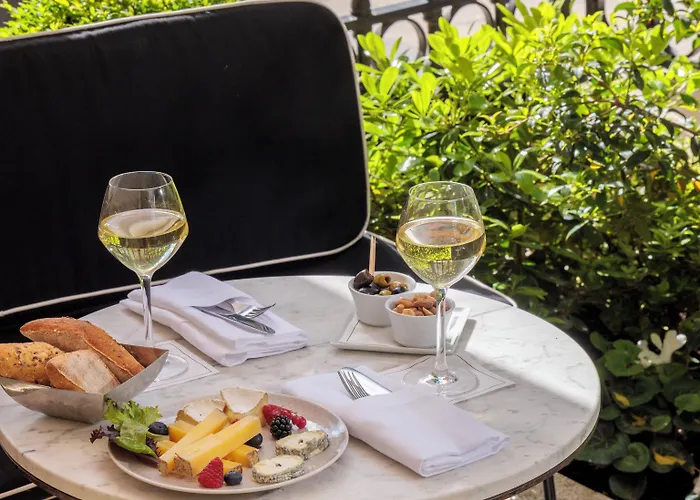 Hotel Montaigne Paris
