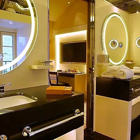 Montaigne 5* Paris