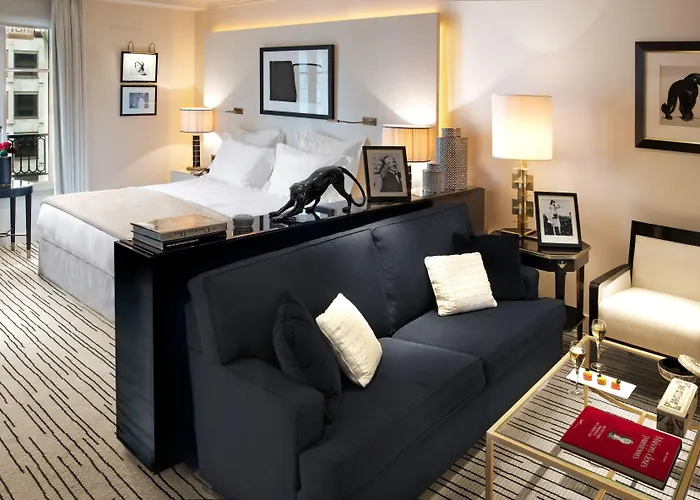 מלון Montaigne 5*