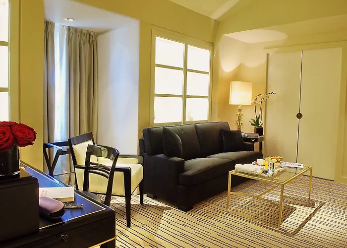 Montaigne 5* פריז