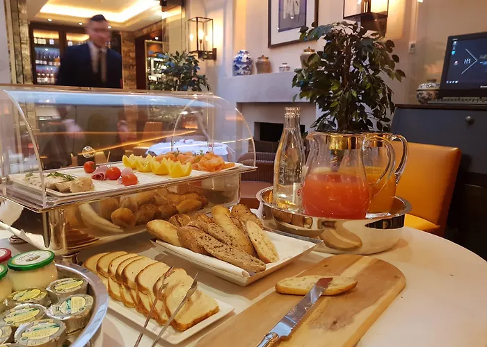 מלון Montaigne 5*