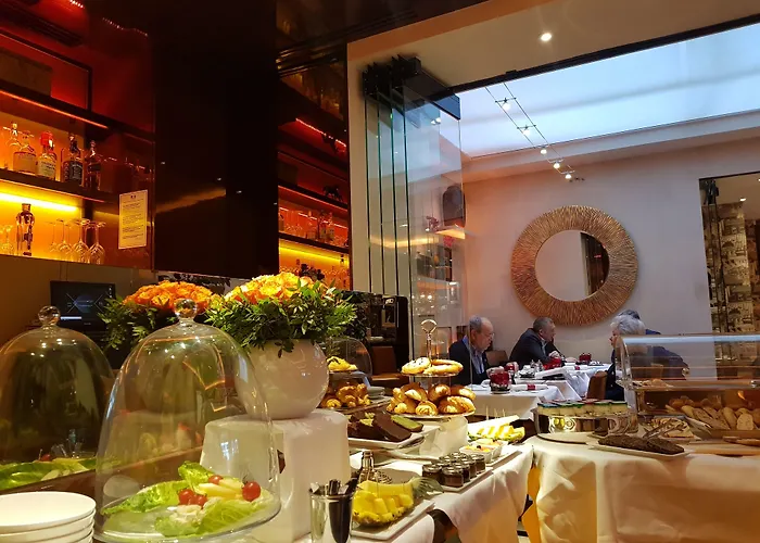 מלון Montaigne 5*